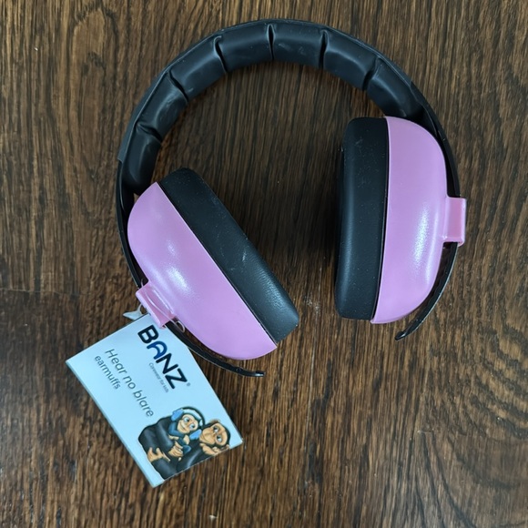NWT - Banz Pink/Black “Hear No Blare” Noise Reducing Earmuffs for Kids-Age 0-2 - Picture 2 of 9